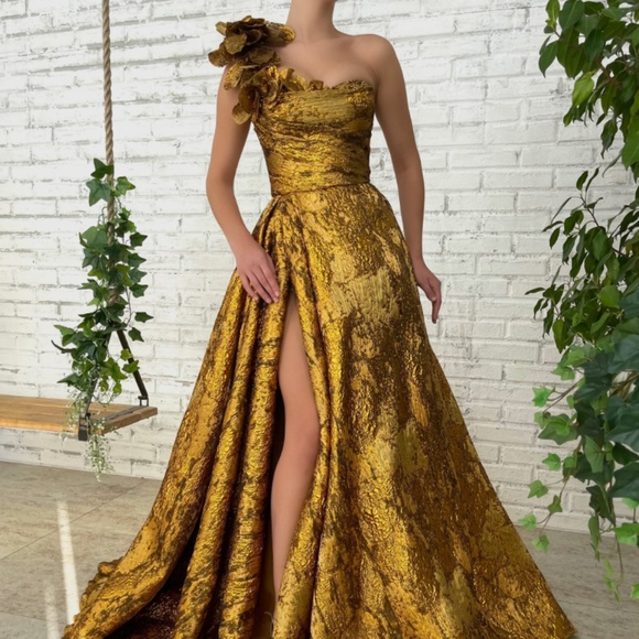 Beautiful Teuta Matoshi gown - Picture 1 of 6